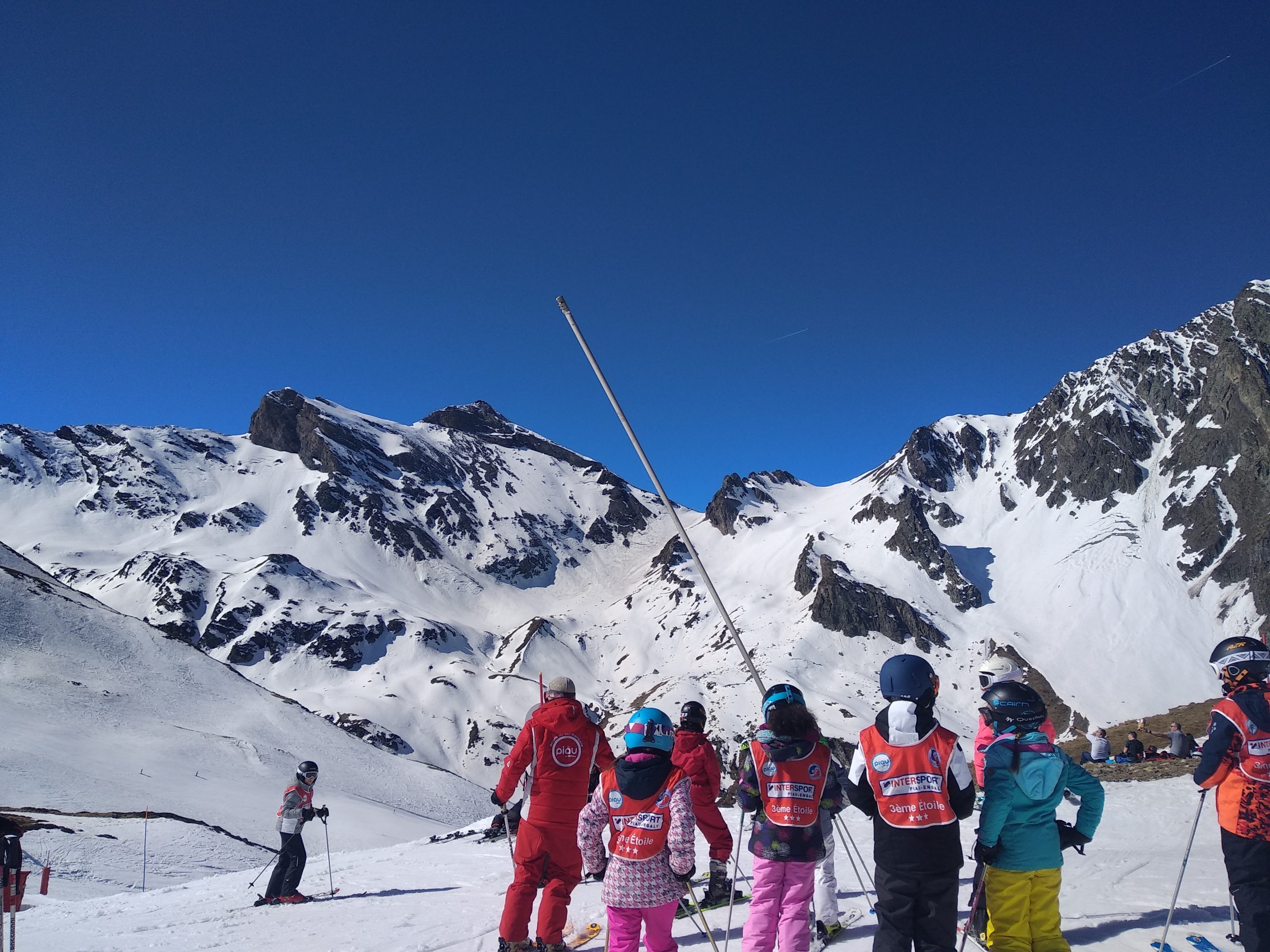 Piau-Engaly es una estación perfecta para aprender a esquiar y progresar de forma adecuada. En la imagen. un grupo en la salida del telesilla Du Campbielh. Foto: Sportaragon