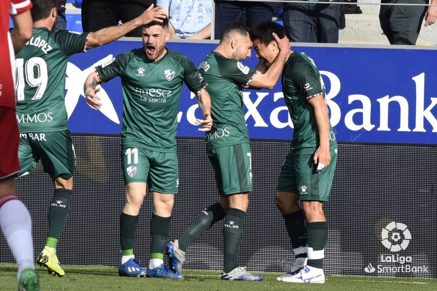 Expresivos Ferreiro y Okazaki tras el gol del delantero del Huesca que abrió el marcador contra el Almería. Foto: LaLiga