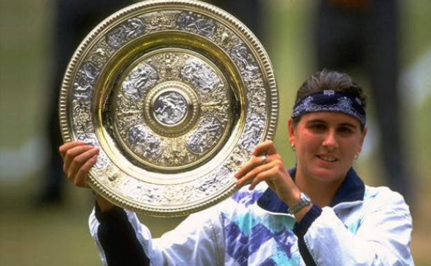 La tenista Conhita Martínez con el mayor título que logró como jugadora, el torneo de Wimbledon en el 94. / EFE