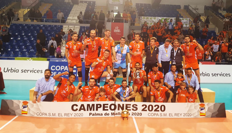 Imágenes de los campeones con la Copa | Foto: CV Teruel