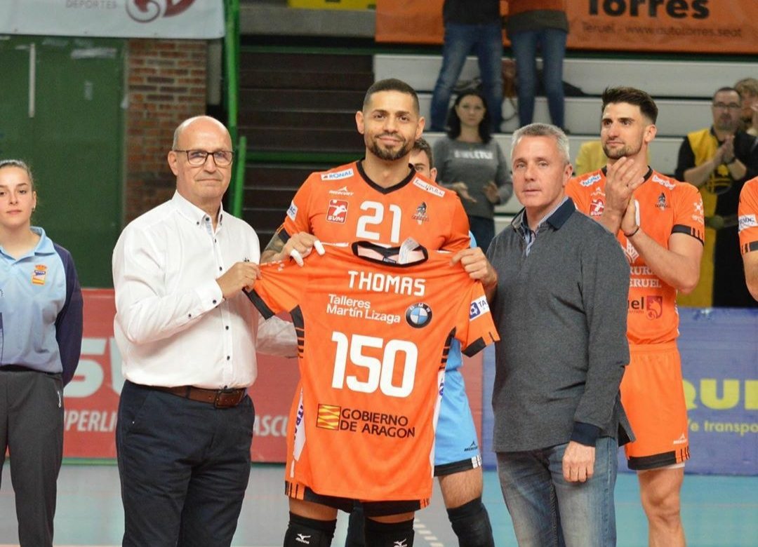 Thomas cumplía 150 partidos y fue homenajeado | Foto: CV Teruel