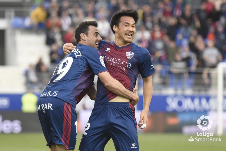 Pedro López abraza a Okazaki tras el gol de japonés que enjuagó para el Huesca el tanto conseguido por el Extremadura. Foto: LaLiga
