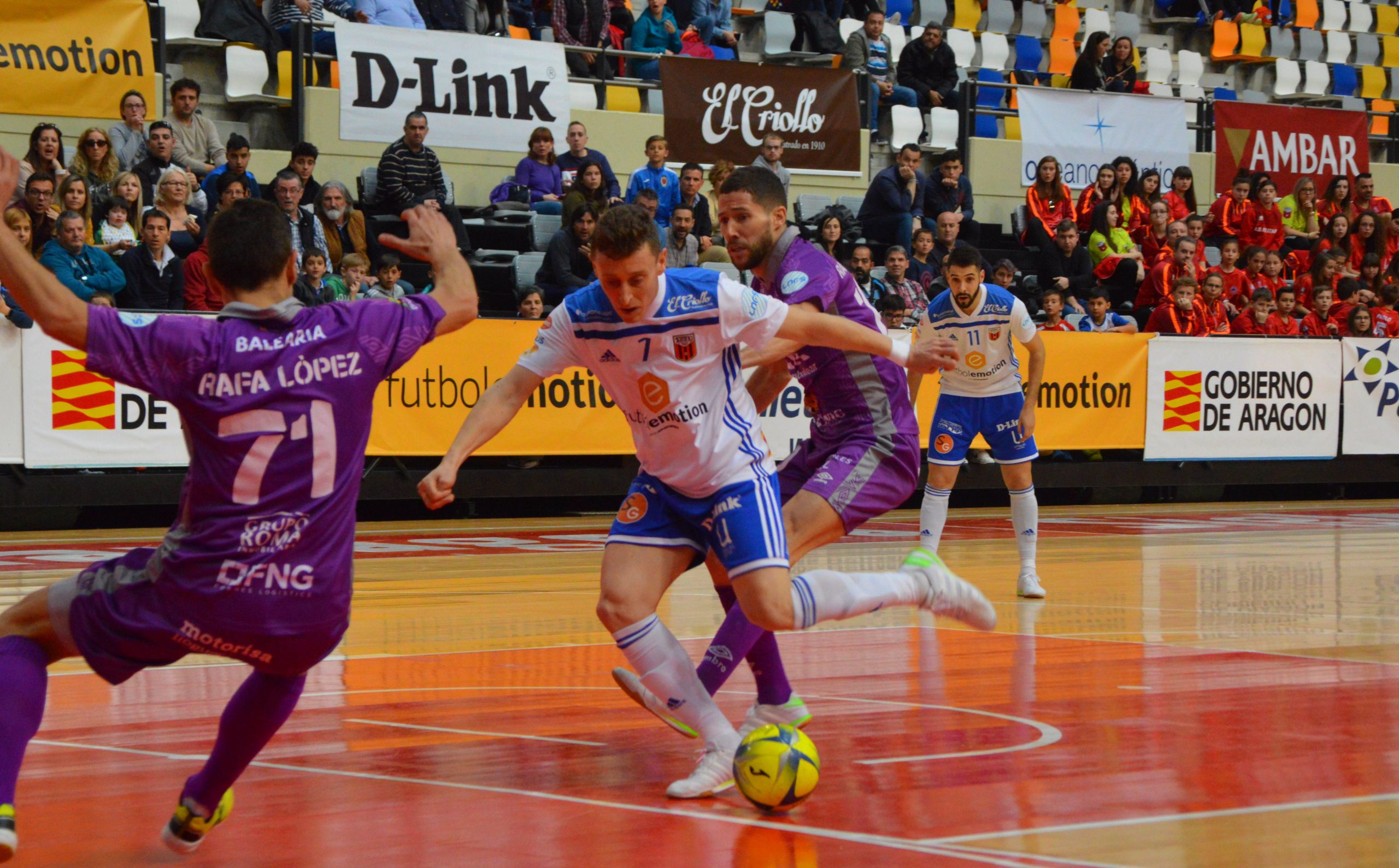 Una acción durante el Fútbol Emotion Zaragoza (0-2) Palma Futsal | Pedro Luis Serrano