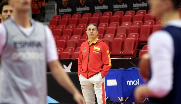 El seleccionador español, Sergio Scariolo, dirige una sesión de entrenamiento del equipo este sábado en Zaragoza. EFE/ Toni Galán