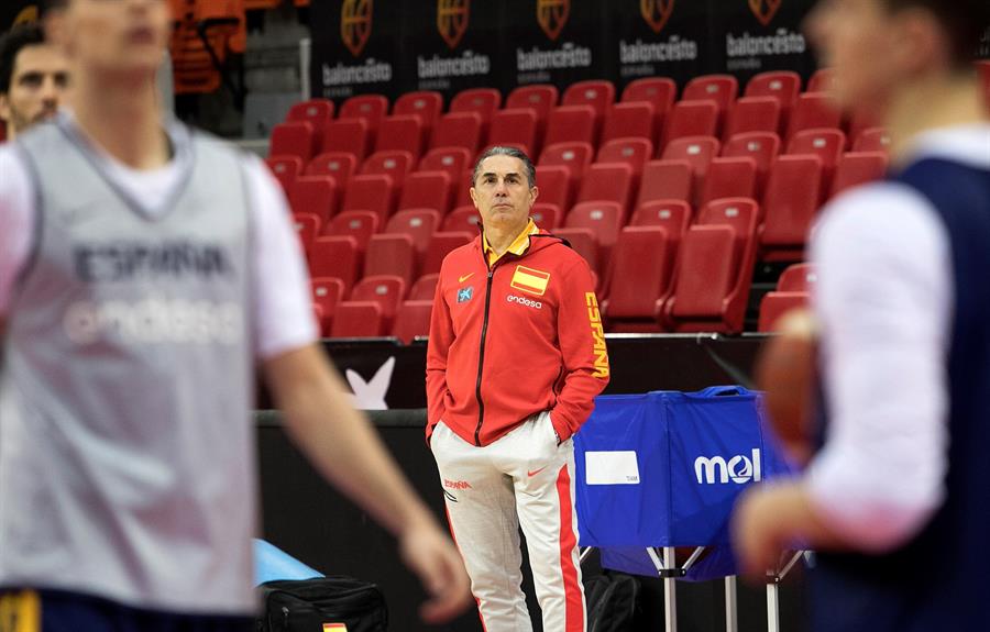 El seleccionador español, Sergio Scariolo, dirige una sesión de entrenamiento del equipo este sábado en Zaragoza. EFE/ Toni Galán