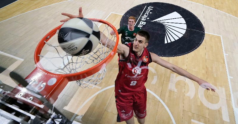 Brussino deja la bola en la canasta de Unicaja. Foto: Basket Zaragoza