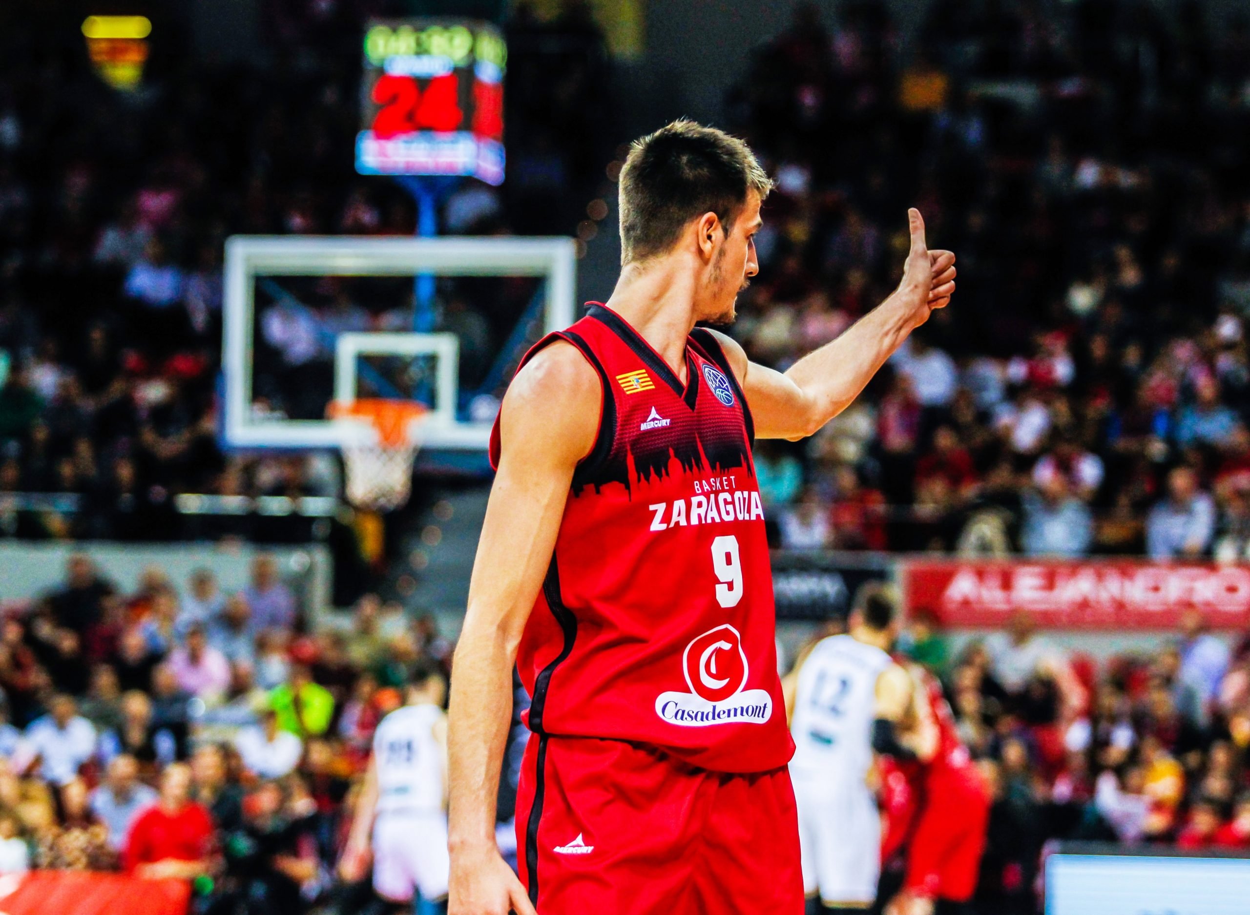 Nicolás Brussino agradece un balón