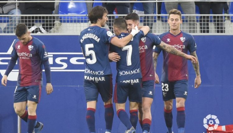 Cristo, felicitado por sus compañeros, tras conseguir el tanto con el que se abrió el Huesca-Fuenlabrada. Foto: LaLiga