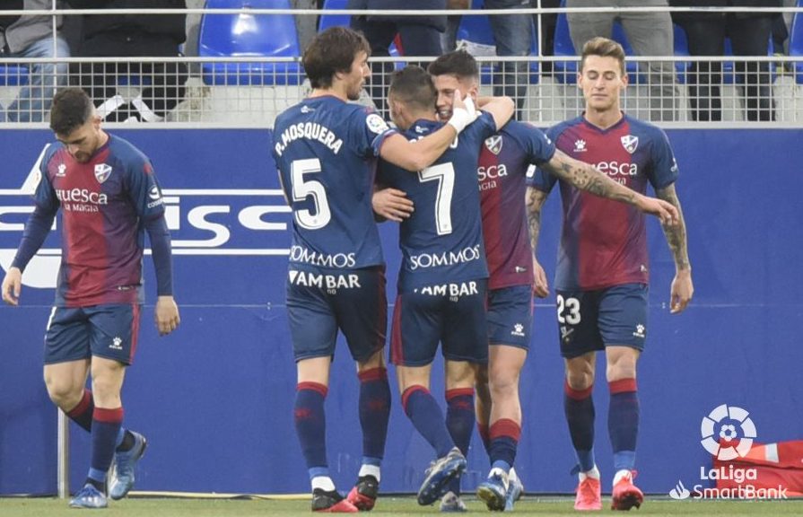 Cristo, felicitado por sus compañeros, tras conseguir el tanto con el que se abrió el Huesca-Fuenlabrada. Foto: LaLiga