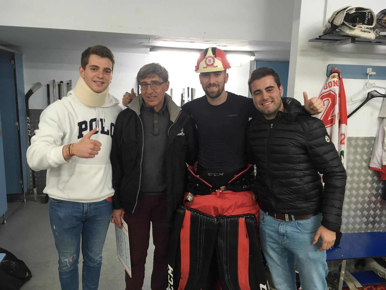 Jaime Moreno, el entrenador Igor Zemchenko, Bruno González y Sergio Sarasa en el vestuario, tras el partido