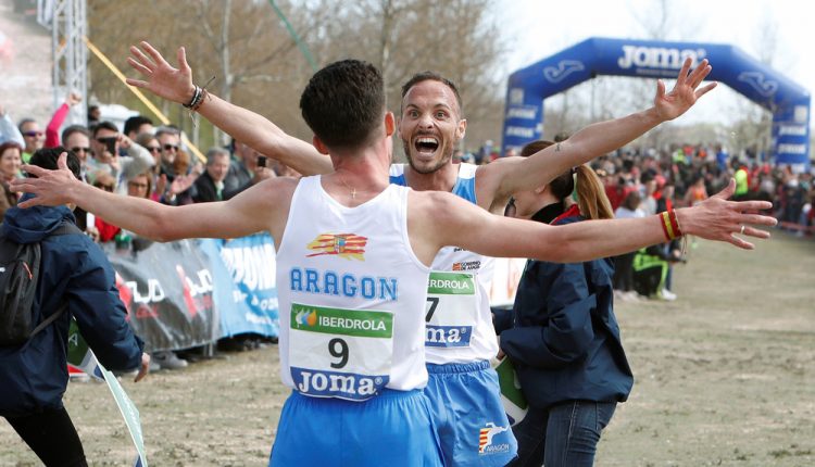 Los corredores Toni Abadia (de espaldas) y Carlos Marzo se abrazan nada más finalizar | Foto: JAVIER BELVER