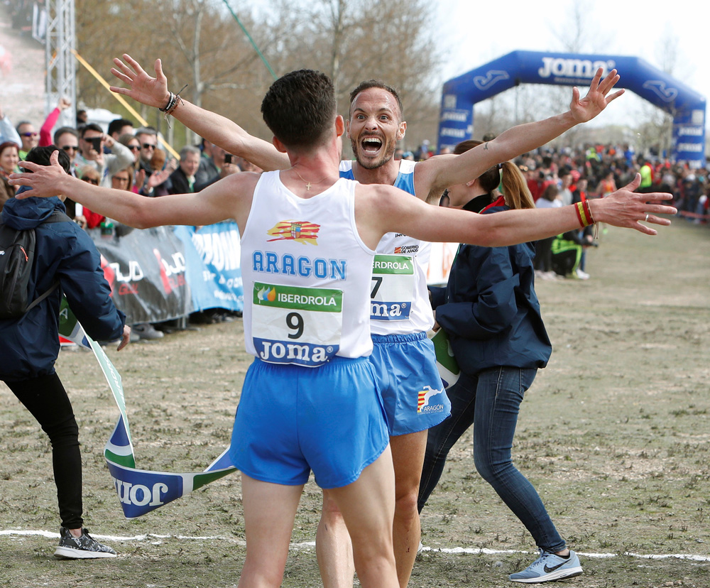 Los corredores Toni Abadia (de espaldas) y Carlos Marzo se abrazan nada más finalizar | Foto: JAVIER BELVER