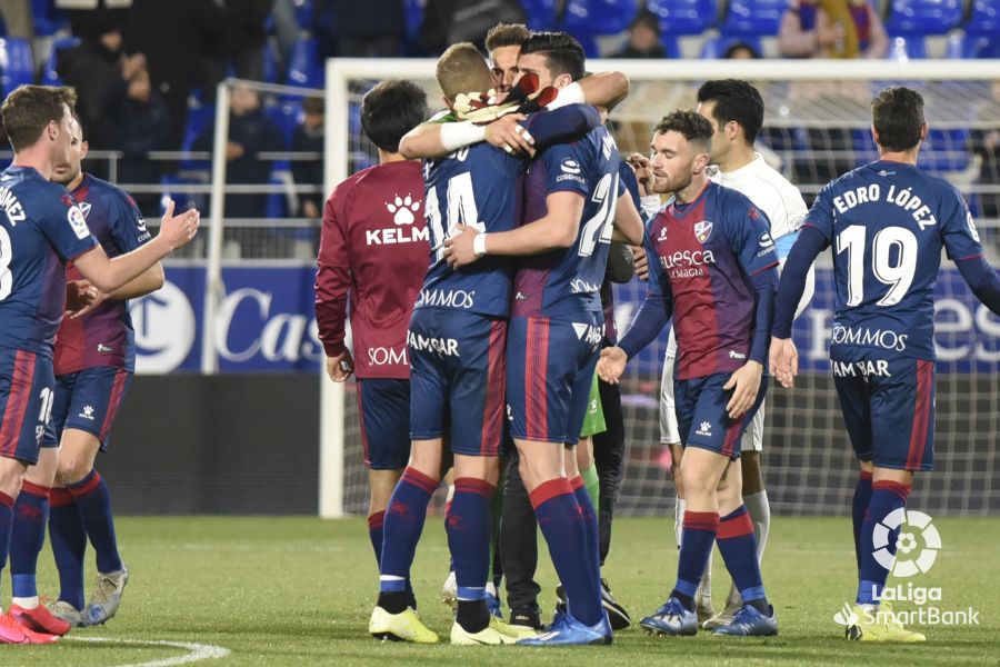 Los jugadores del Huesca se abrazan tras el pitido final del árbitro | LFP