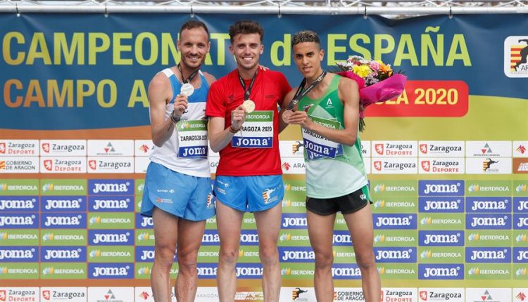Los corredores Toni Abadia (i), segundo clasificado, el zaragozano Carlos Mayo (c), ganador de la prueba y Ouassim Oumaiz (c), en el podio
