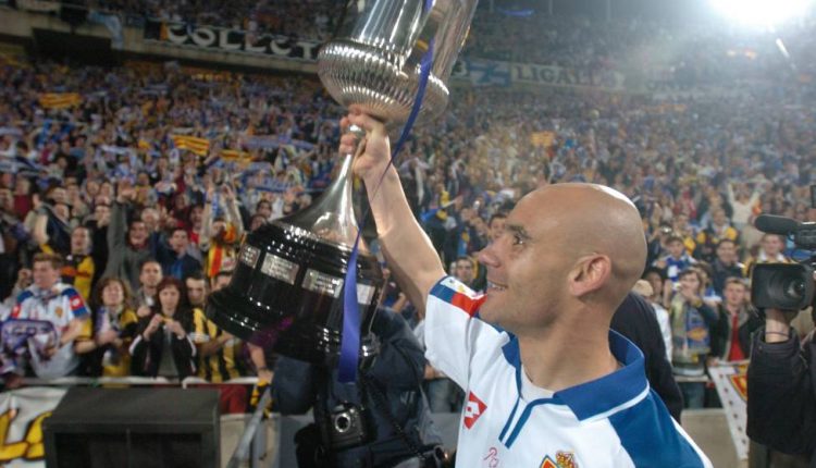 Movilla levantando la Copa del Rey 2004