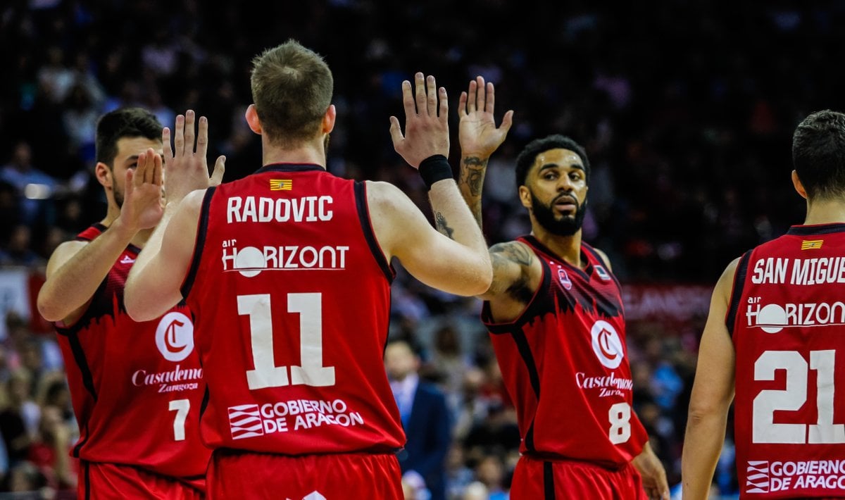 Radovic y DJ Seeley durante un partido con el Casademont Zaragoza | @ACBCOM