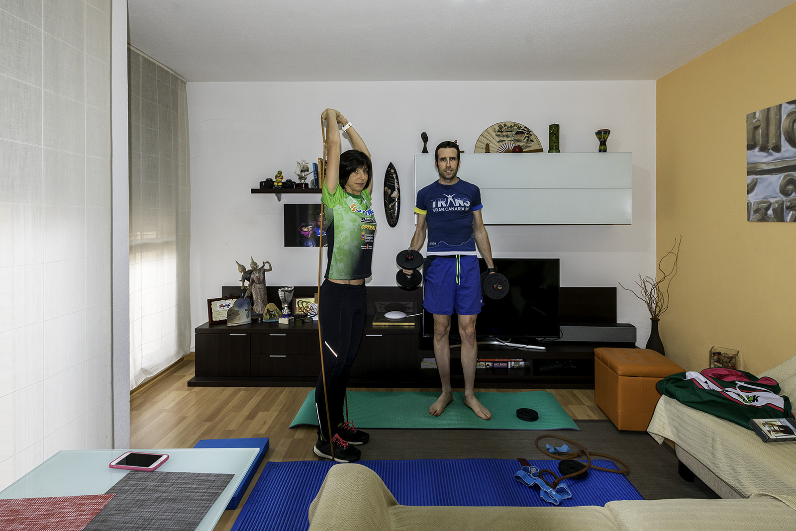 Ana Revilla y Rubén Gimeno en el salón de su casa que muta en gimnasio. Foto: Cedida