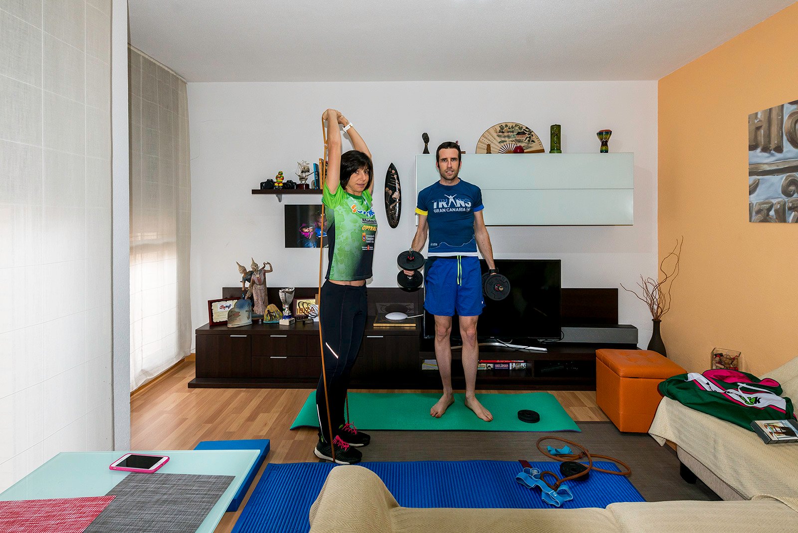 Ana Revilla y Rubén Gimeno en el salón de su casa que muta en gimnasio. Foto: Cedida