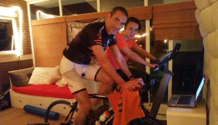 Primer plano de Roberto Rasal entrenando en casa con el rodillo para ajustar su puesta en forma de cara al Ironman de Hawái. Foto: Cedida