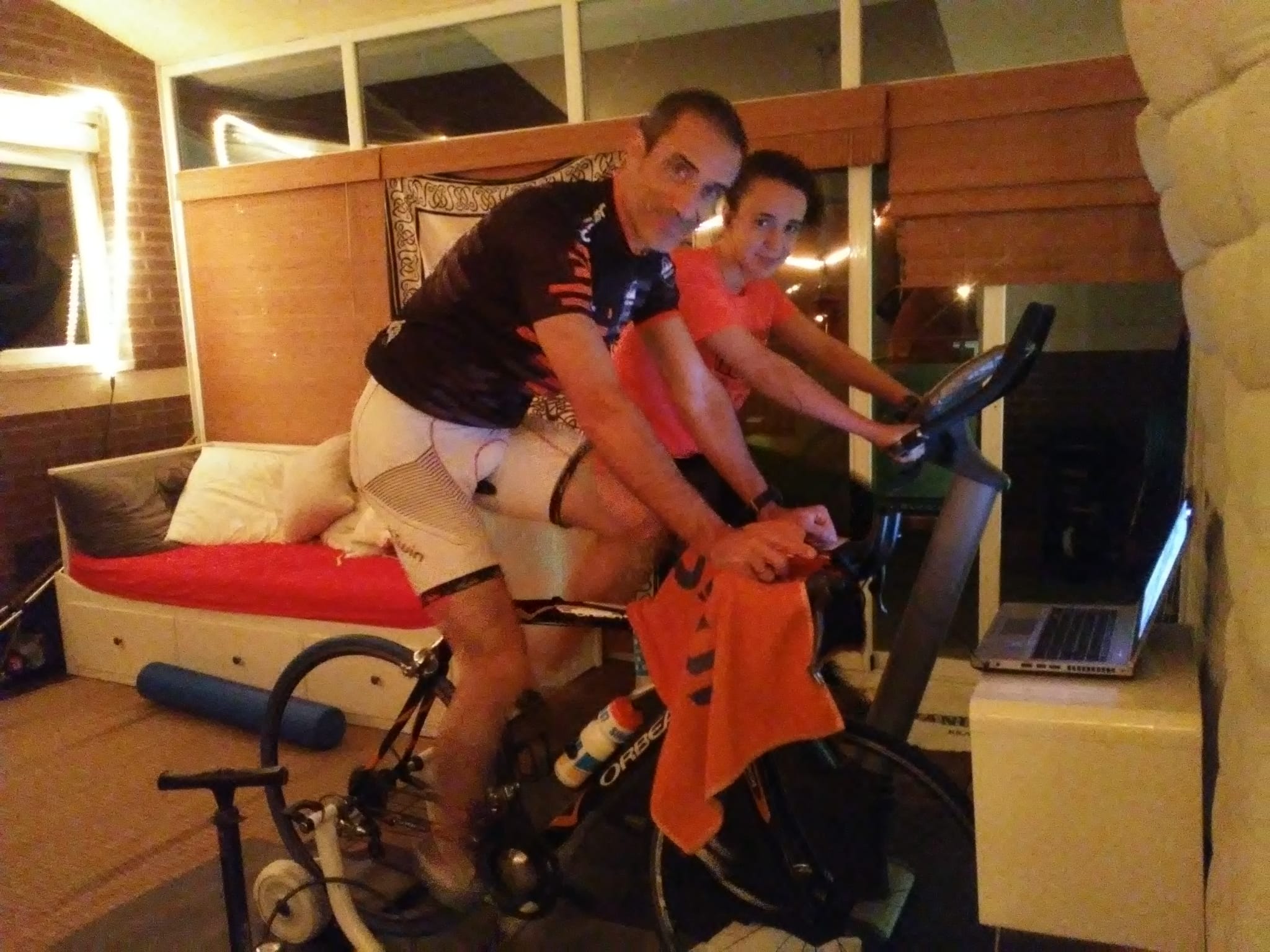 Primer plano de Roberto Rasal entrenando en casa con el rodillo para ajustar su puesta en forma de cara al Ironman de Hawái. Foto: Cedida