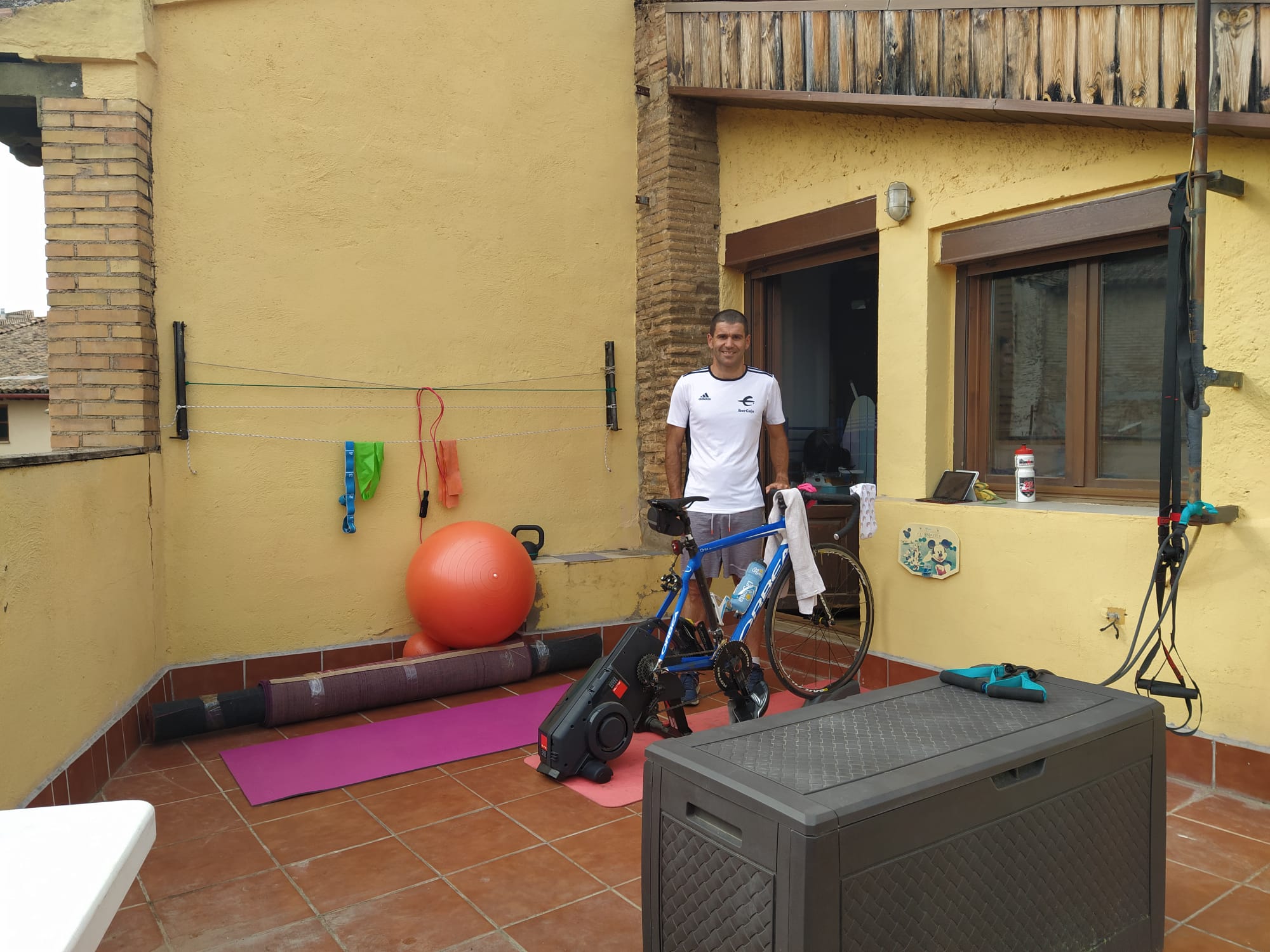Jorge Abel Olivar en la terraza de su casa donde puede entrenar al aire libre y preparar sus objetivos deportivos. Foto: Cedida