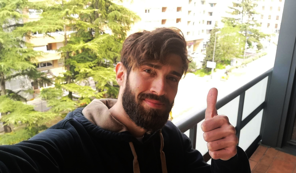 Selfie de gerard Carmona, en el balcón del piso que comparte con Adrià Pérez. Foto: Carmona