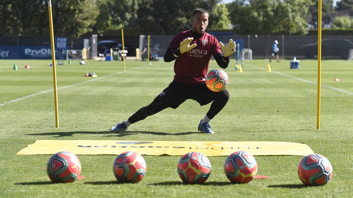 Álvaro Fernández analizó la situación del conjunto aragonés tras el entrenamiento matinal. Foto: SD Huesca