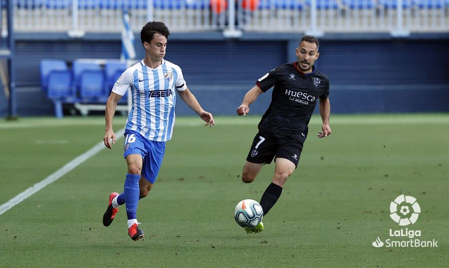 Juanpi, protagonista del penalti a favor del Málaga con el que empató a un tanto, emparejado con Ferreiro. Foto: LFP