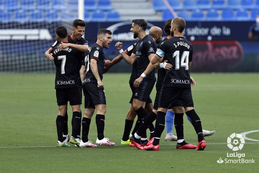 Los jugadores del Huesca celebran el tempranero gol de Ferreiro en un partido que se complicó con la expulsión de Juan Carlos. Foto: LaLiga