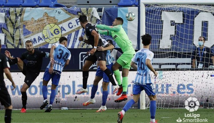 Rafa Mir cabecea para sentenciar con el ter gol del Huesca el partido disputado contra el Málaga en la localidad andaluza. Foto: LaLiga