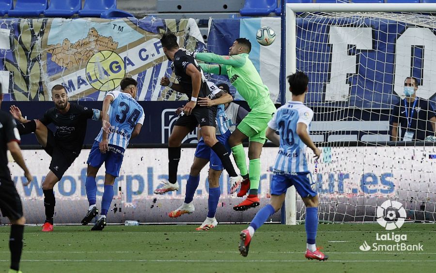 Rafa Mir cabecea para sentenciar con el ter gol del Huesca el partido disputado contra el Málaga en la localidad andaluza. Foto: LaLiga