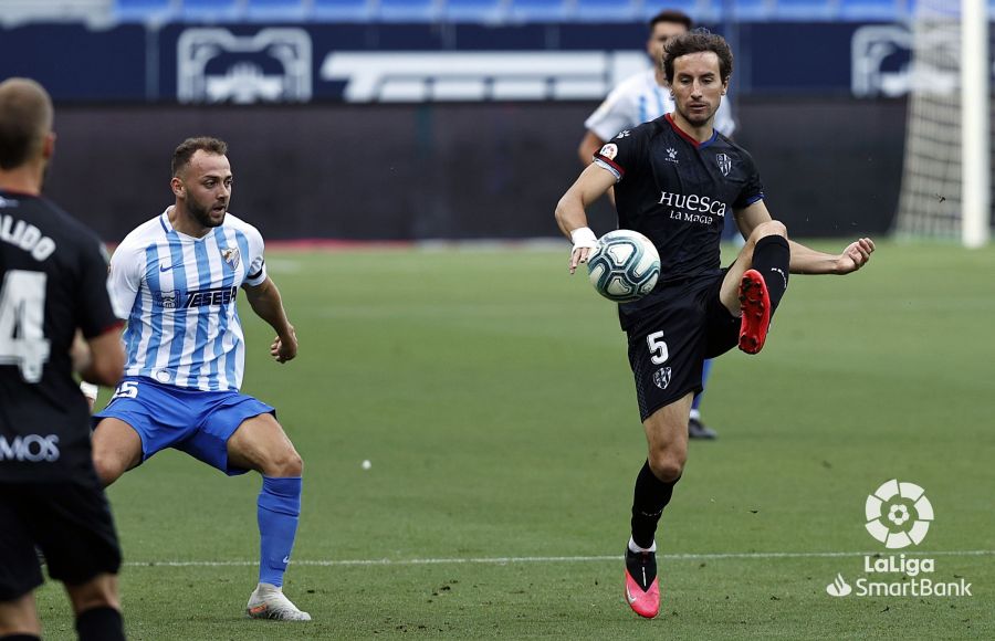 Mosquera, listo para controlar el balón en el Málaga-Huesca con el que se abrió la liga tras el coronavirus. Foto: LaLiga