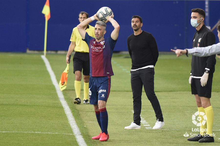 Míchel, atento a sus jugadores mientras Luisinho se dispone a sacar de banda. Foto: LaLiga