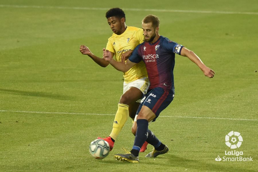 Pulido pugna con Lozano en un lance del Huesca-Cádiz. Foto: LaLiga