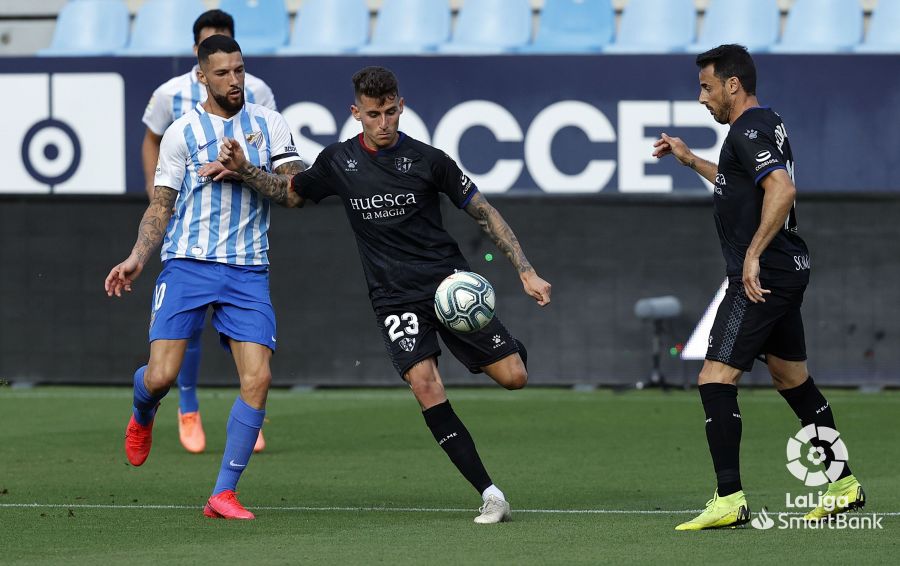 Raba, protagonista del segundo gol de Huesca, arma su zurda en el partido contra el Málaga. Foto: LaLiga