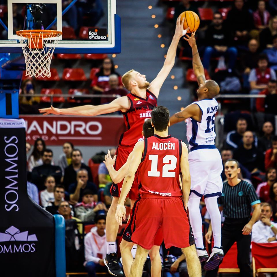 Tryggvi Hlinasson tapona durante un partido en el Príncipe Felipe | Basket Zaragoza