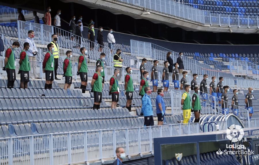 Los jugadores de recambio esperan su turno en la grada | Foto: LFP