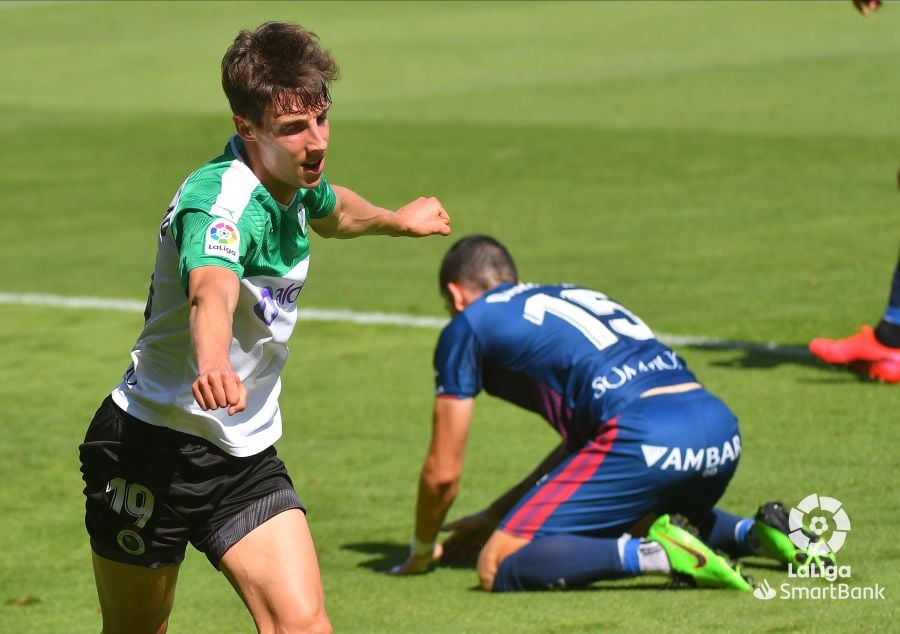 Guillermo celebra el gol con el que abrió el marcador con Datkovic sobre el cesped. Foto: LaLiga