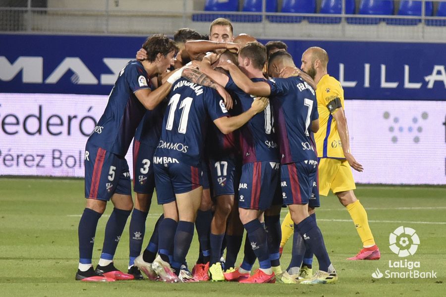 Jugadores del Huesca se abrazan tras el gol de Cristo. Foto: LaLiga