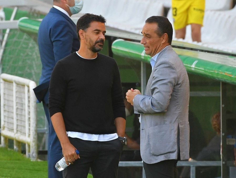 Míchel conversa con Oltra antes de iniciarse el partido. Foto: LaLiga