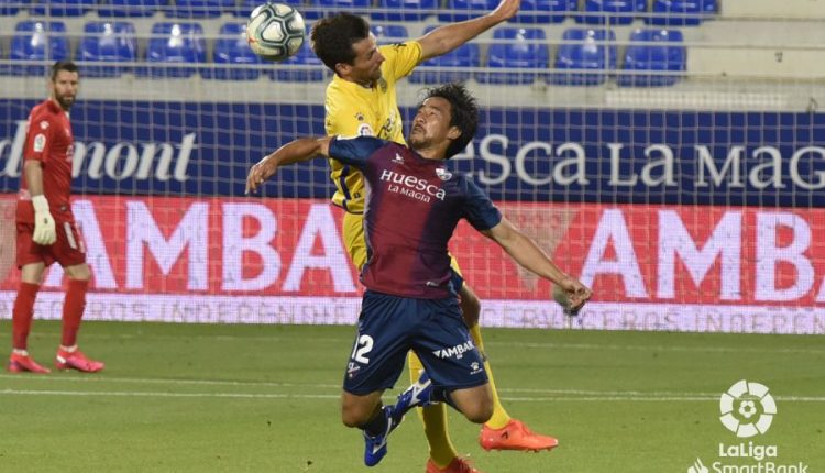Okazaki, autor del segudo gol del Huesca contra el Alcorcón, pugna con un defensa del Alcorcón. Foto: LaLiga