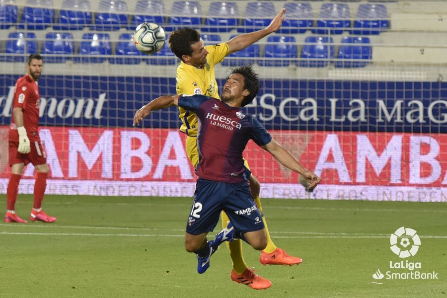 Okazaki, autor del segudo gol del Huesca contra el Alcorcón, pugna con un defensa del Alcorcón. Foto: LaLiga