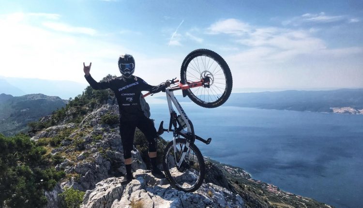 Gabi Torralba posa en la costa croata donde Orbea graba una campaña de promoción de la marca. Foto: Cedida