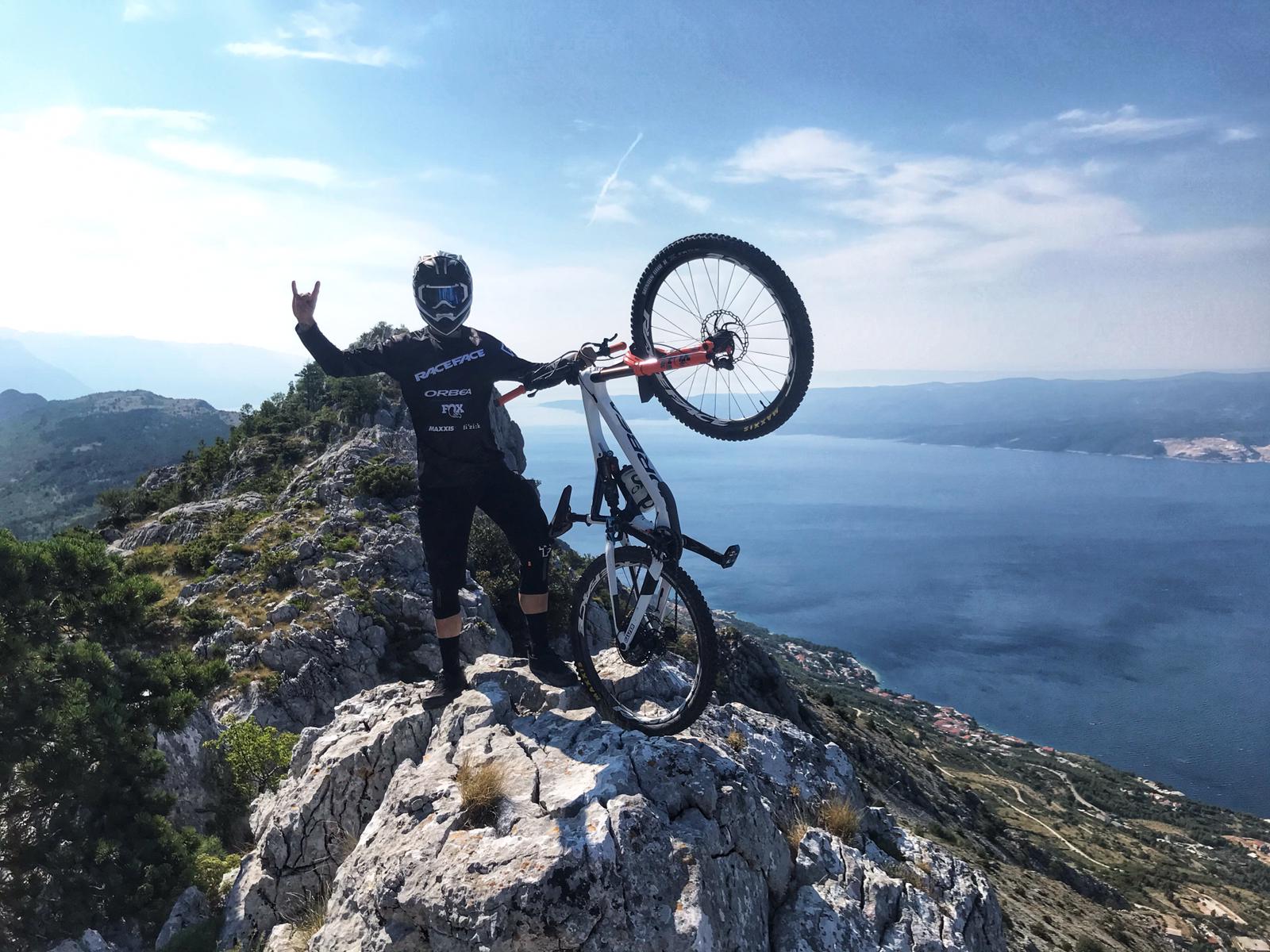 Gabi Torralba posa en la costa croata donde Orbea graba una campaña de promoción de la marca. Foto: Cedida