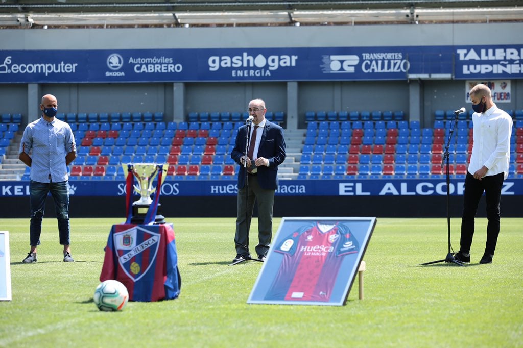 Lambán, entre Rico y Pulido, en el acto celebrado en El Alcoraz para celebrar el ascenso y el campeonato de liga. Foto: SD Huesca