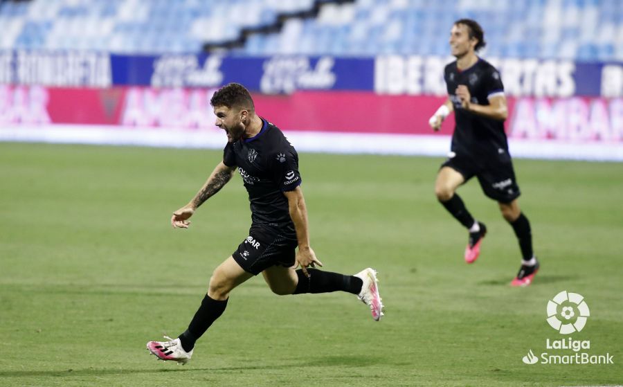 Javi Galán celebra el gol del triunfo en La Romareda