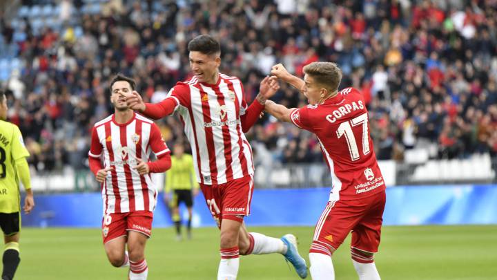 Darwin Nuñez celebra un gol con sus compañeros