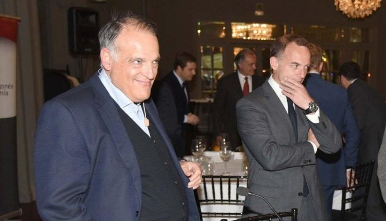 Javier Tebas, presidente de LaLiga, con Christian Lapetra, presidente del Real Zaragoza. Foto: ÁNGEL DE CASTRO