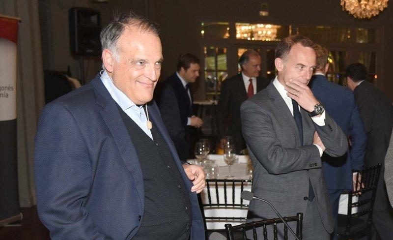 Javier Tebas, presidente de LaLiga, con Christian Lapetra, presidente del Real Zaragoza. Foto: ÁNGEL DE CASTRO