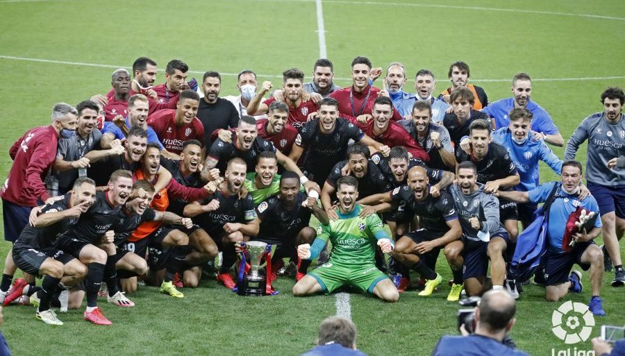 Los jugadores del Huesca con la Copa de Campeones de Liga | Foto: LFP